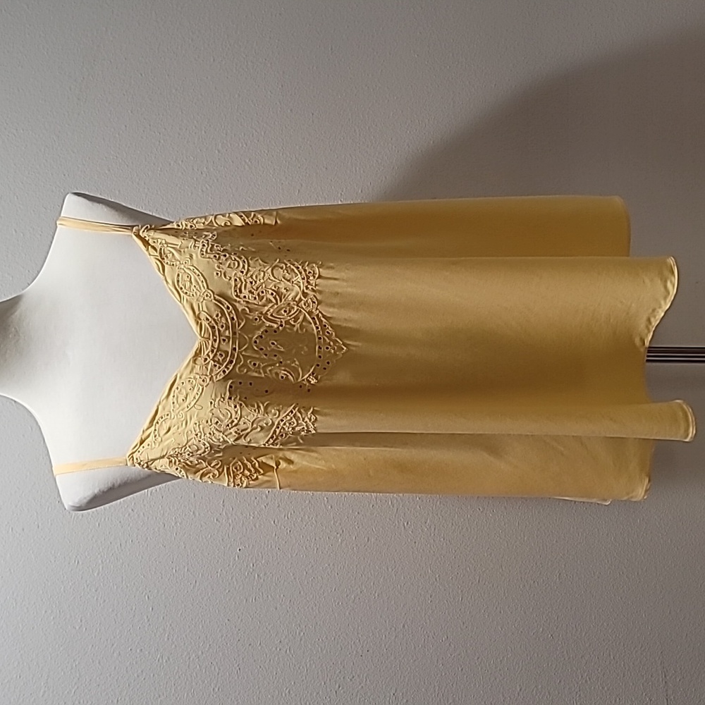 TORRID YELLOW TANK TOP EMBROIDERED EYELET CAMISOLE SLEEVELESS V NECK BLOUSE 1X - Picture 1 of 12